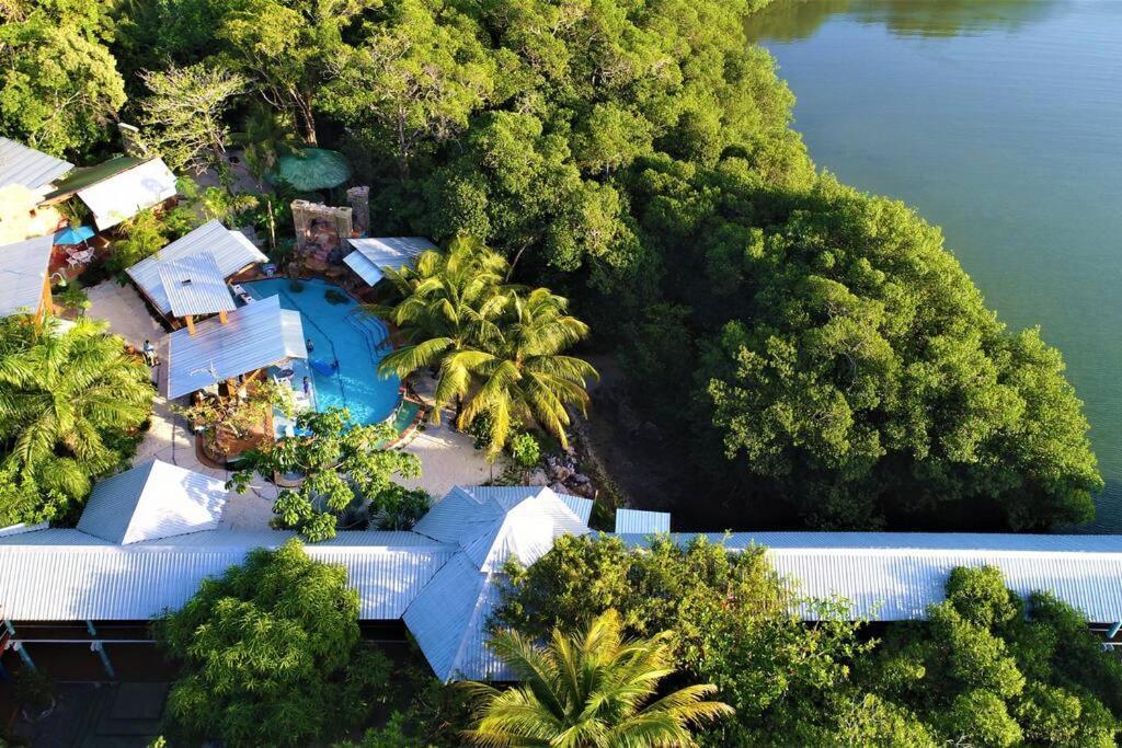 The Dock Resort Over Water Retreat West End Eksteriør bilde