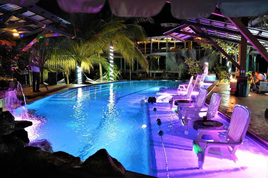 The Dock Resort Over Water Retreat West End Eksteriør bilde